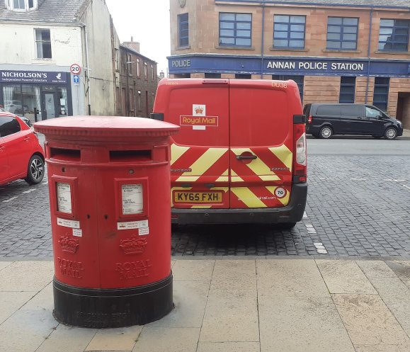 WeePostalMuseum's tweet image. It's #MailVanMonday in Annan High Street.
Or is it a late #PostboxSaturday?
#PostvanMonday