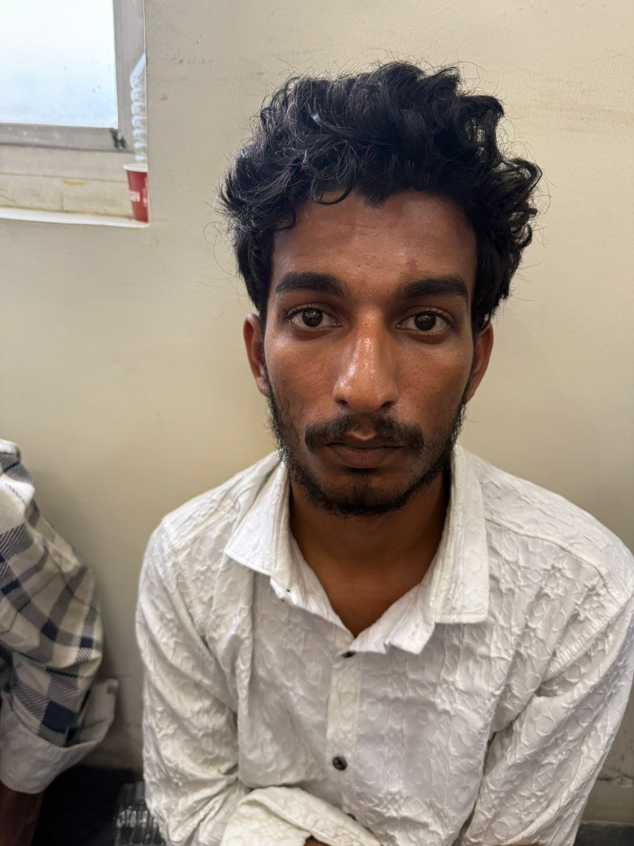 पहली तस्वीर के बारे में,

नाम: राजा रघुवंशी 
रंग: झक्कास
चेहरा: चमकता हुआ
शरीर: एकदम फिट 
ओवरऑल: हैंडसम 
परिवार: रईस 
काम: बिजनेस

दूसरी तस्वीर के बारे में,

नाम: राज कुशवाह 
रंग: ख़ैर छोड़ो 
चेहरा: आप ही देख लो
शरीर: कुपोषिt
परिवार: इसे देखकर पता चलता है 
#rajaraghuvanshi