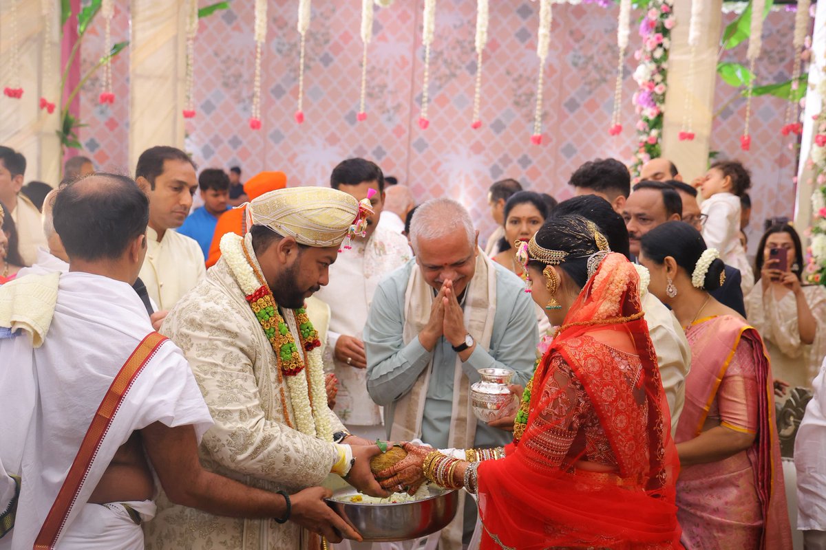 ಮಾಜಿ ಮುಖ್ಯಮಂತ್ರಿ ಶ್ರೀ ಬಿ.ಎಸ್. ಯಡಿಯೂರಪ್ಪ ಅವರ ಮೊಮ್ಮಗ ಹಾಗೂ ನನ್ನ ಹಿರಿಯ ಸುಪುತ್ರ ಶ್ರೀ ಸುಭಾಷ್ ಮತ್ತು ಶ್ರೀಮತಿ ಶ್ರವಣಾ ಅವರ ವಿವಾಹ ಆರತಕ್ಷತೆ ಸಮಾರಂಭಕ್ಕೆ ಆಗಮಿಸಿ ಆಶೀರ್ವದಿಸಿದ  ಬಂಧು-ಮಿತ್ರರು, ಹಿತೈಷಿಗಳು ಹಾಗೂ ಅಭಿಮಾನಿಗಳಿಗೆ ಹೃದಯ ತುಂಬಿದ ಕೃತಜ್ಞತೆಗಳು.

ವಿಶೇಷವಾಗಿ ಗೌರವಾನ್ವಿತರುಗಳಾದ ಉಪರಾಷ್ಟ್ರಪತಿ  ಶ್ರೀ ಜಗದೀಶ್