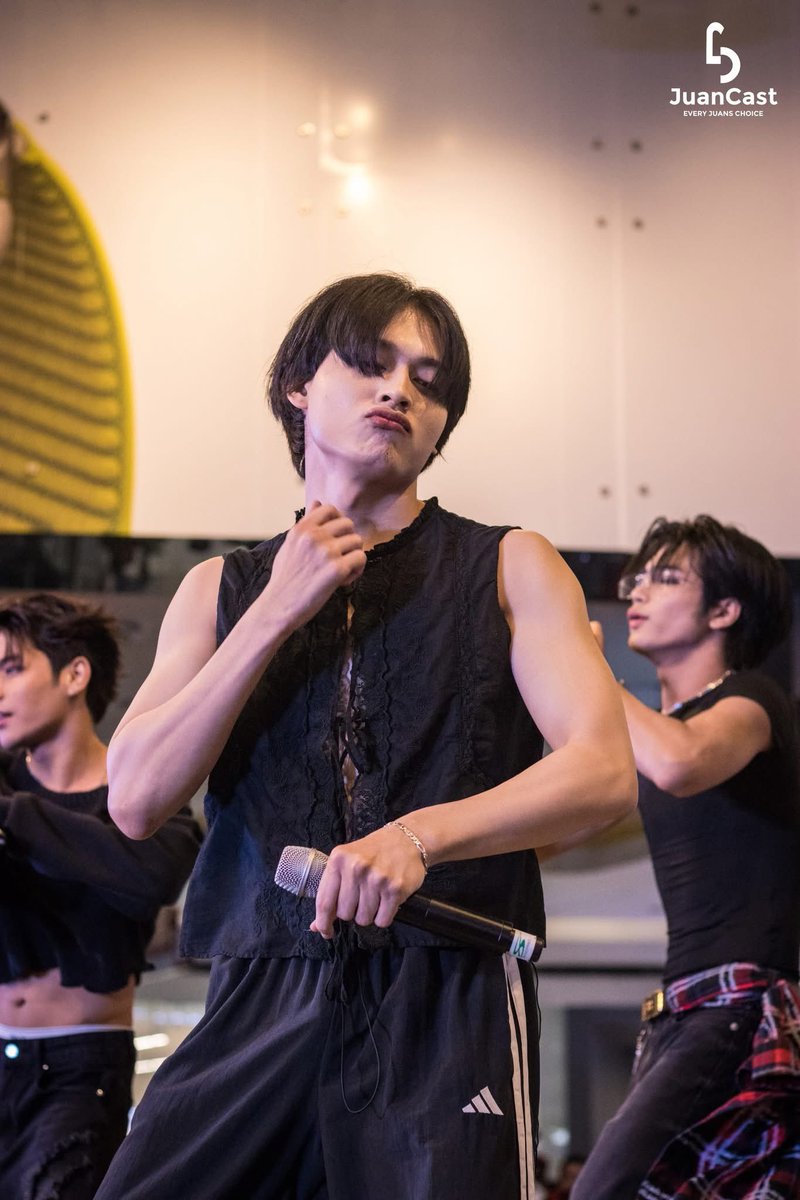 If manly why so cutie? 

Eme. Seeing every Reyster fancam/ayuda today- it might be rainy and messy and gloomy at least Toto made it happy.

#HORI7ON #REYSTER