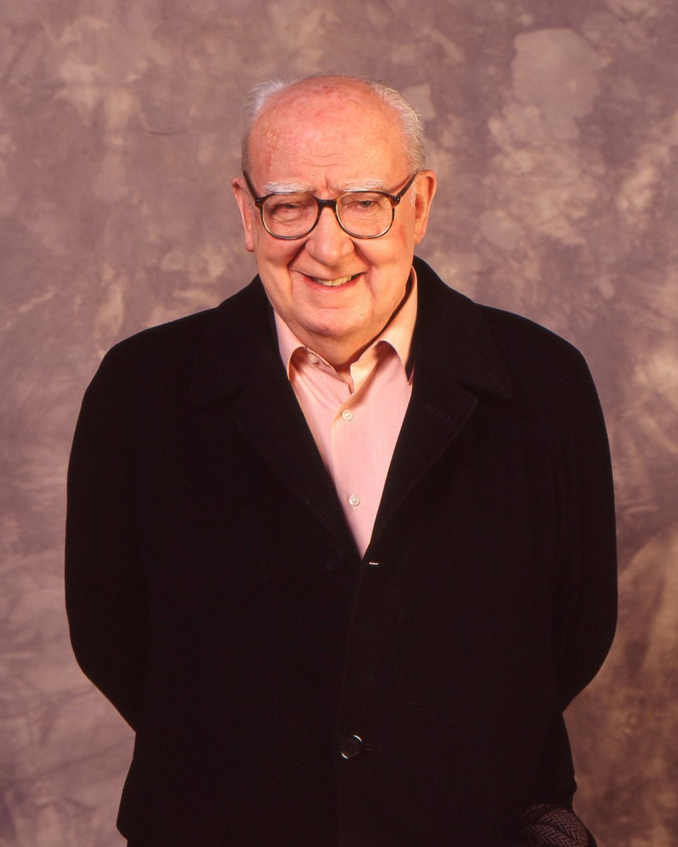 "Vamos a hacer una película carpetovetónica, hasta las cachas,  para que esta colección de mamarrachos no tengan el valor de decir que no sea una película española".
José Luis Borau
#Borauyelcine #Borau #película #documental <a href="/germanroda/">Germán Roda</a> <a href="/GobAragon/">Gobierno de Aragón</a> <a href="/aragontv/">Aragón TV</a> <a href="/zaragoza_es/">AyuntamientoZaragoza</a> #cine