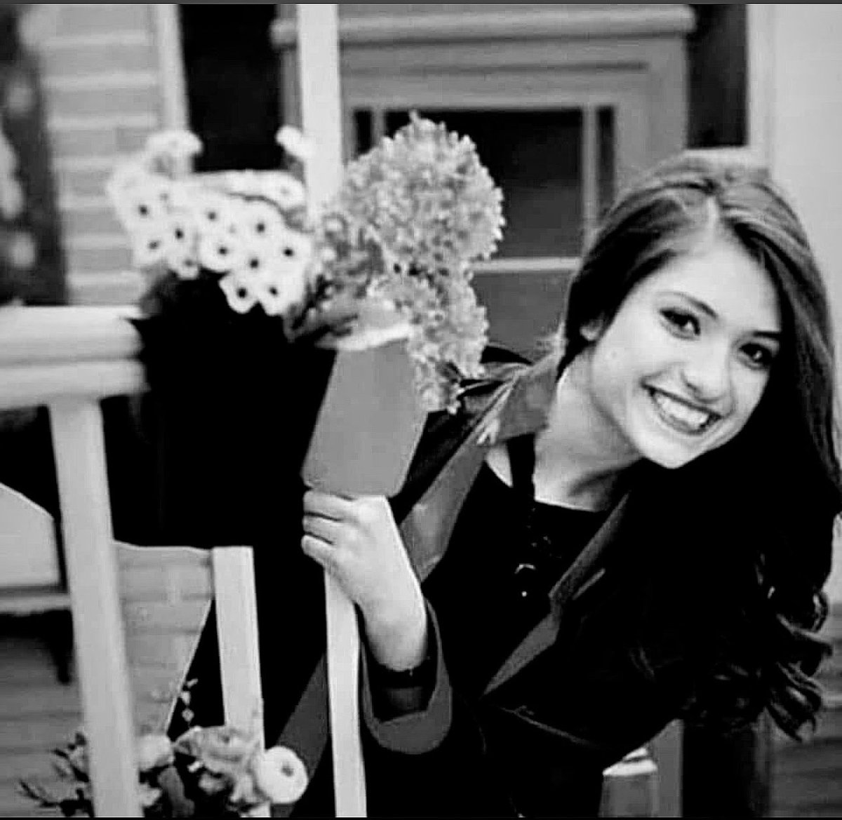 Hayatının baharında, öğrencilerine ışık olmak için çıktığı yolda, bölücü terörün karanlık yüzü tarafından aramızdan koparıldı.

Ama bilinsin ki;
Aybüke’nin türküsü yarım kalmayacak!

Vatan aşkıyla atan kalbini asla unutmayacağız.
#ŞenayAybükeYalçın