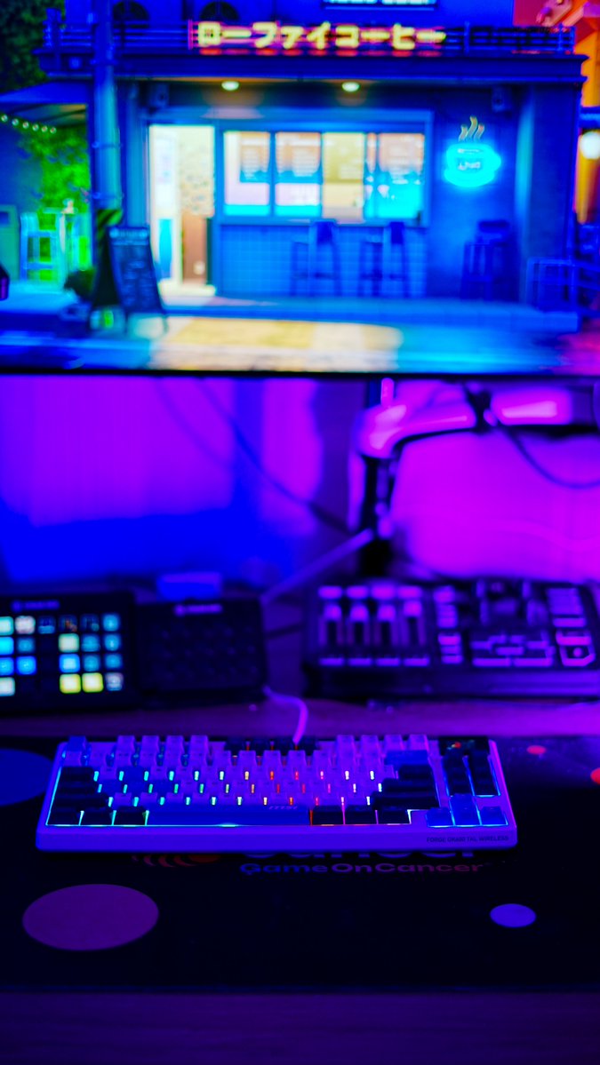 New goodies for the setup alert 😍✨

<a href="/AustraliaMSI/">MSI Australia</a> sent me their Forge GK600 TKL Wireless Keyboard. I am OBSESSED. I have been wanting white peripherals, and this one is stunning. 

Complete with a cute 1.1-inch screen, stunning RGB backlights, and sound dampening foam.♥️