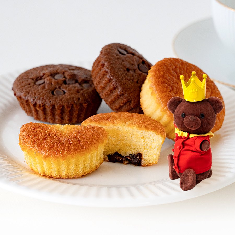 KonigsKrone's tweet photo. しっとりとした生地にチョコチップの食感が楽しめる、ケーニヒスクローネのミニマドレーヌ。
チョコとプレーンの2種類のお味をご堪能頂けます♪
個包装なのでちょっとしたギフトにもおすすめ✨
父の日にもぴったりな商品です！

https://t.co/h0YOI75rrI https://t.co/oy7AMXdDRX