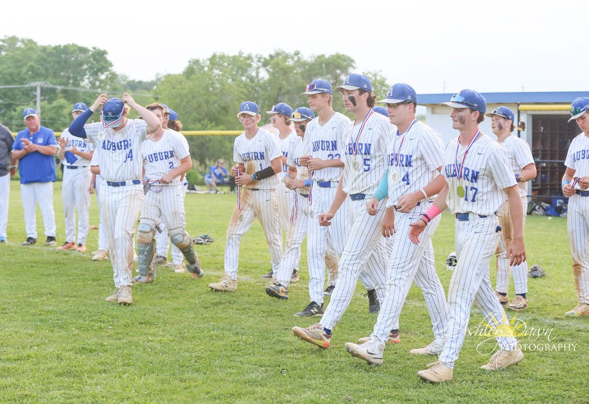 JDGivens4's tweet image. Regional Champions @AHSEagles_BSBL 🏆
Still working, focused on one goal. Let’s GO @jared_lavergne @MatthewAltizer3 @Brody_Hensel @ZacMcGlothlin5 @talanmower6 @AndrewM39720802 @GrahamAlley4 1% better every day💪⚾️
State Quarterfinals Tuesday, 6/10 at Auburn High School 3pm…