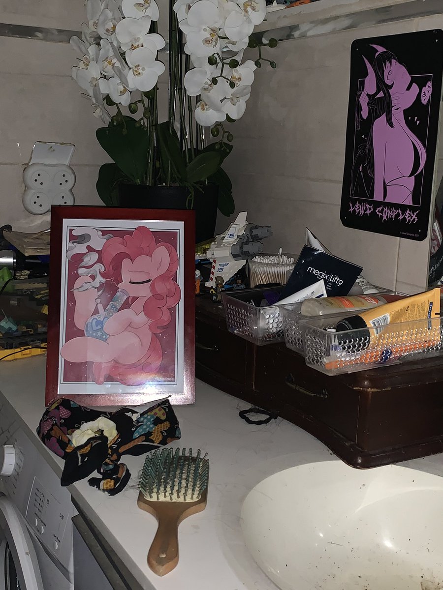 flapadoda's tweet photo. james framed the poster I made for him https://t.co/8h083qIlWa