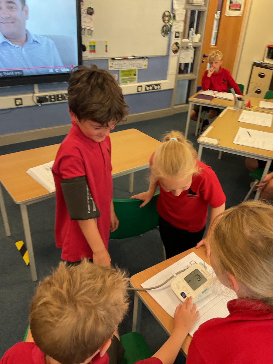Diolch Dr Tamplin am ddod i siarad am anesthetig gyda ni ar Ddydd Gwener . #DosbarthRhiannon enjoyed listening to Dr Tamplin explain how anaesthetic is used. Thank you for answering so many of our questions. #dinasyddionegwyddorol #IachHyderus