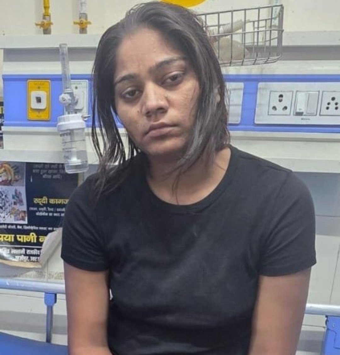 इन निर्मोहियों ने मां से बेटे छीन लिए
बेटियां ही नहीं बेटे भी सुरक्षित नहीं है 

सोनम रघुवंशी और राजा रघुवंशी हनीमून पर गए थे वहां राजा रघुवंशी की हत्या हो गई 

हत्या के आरोप में सोनम रघुवंशी को गिरफ्तार कर लिया गया 
#SonamRaghuvanshi #rajaraghuvanshi #IndoreCouple