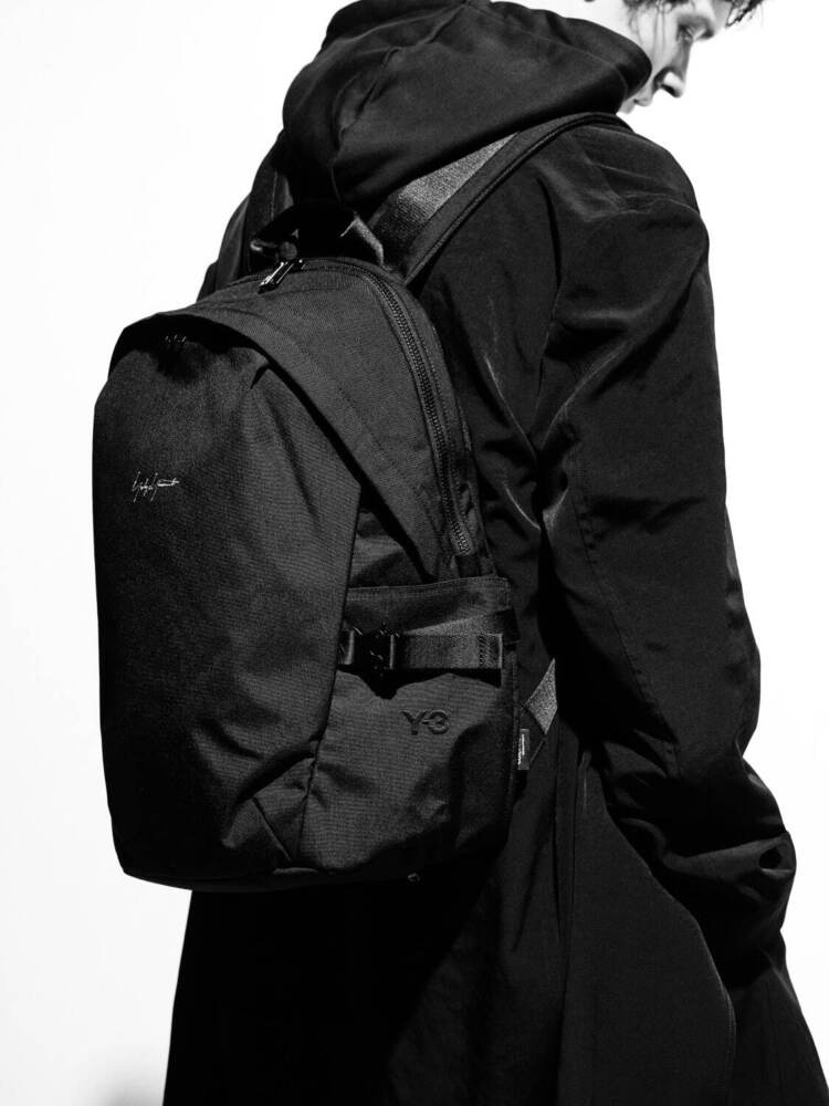 FashionPressJP's tweet photo. 「Y-3 KURO」ヨウジヤマモトコラボによる新定番ライン、黒のユニセックスウェアやスニーカー - https://t.co/yRfvsdPgkU https://t.co/hMYSHjnI8Q