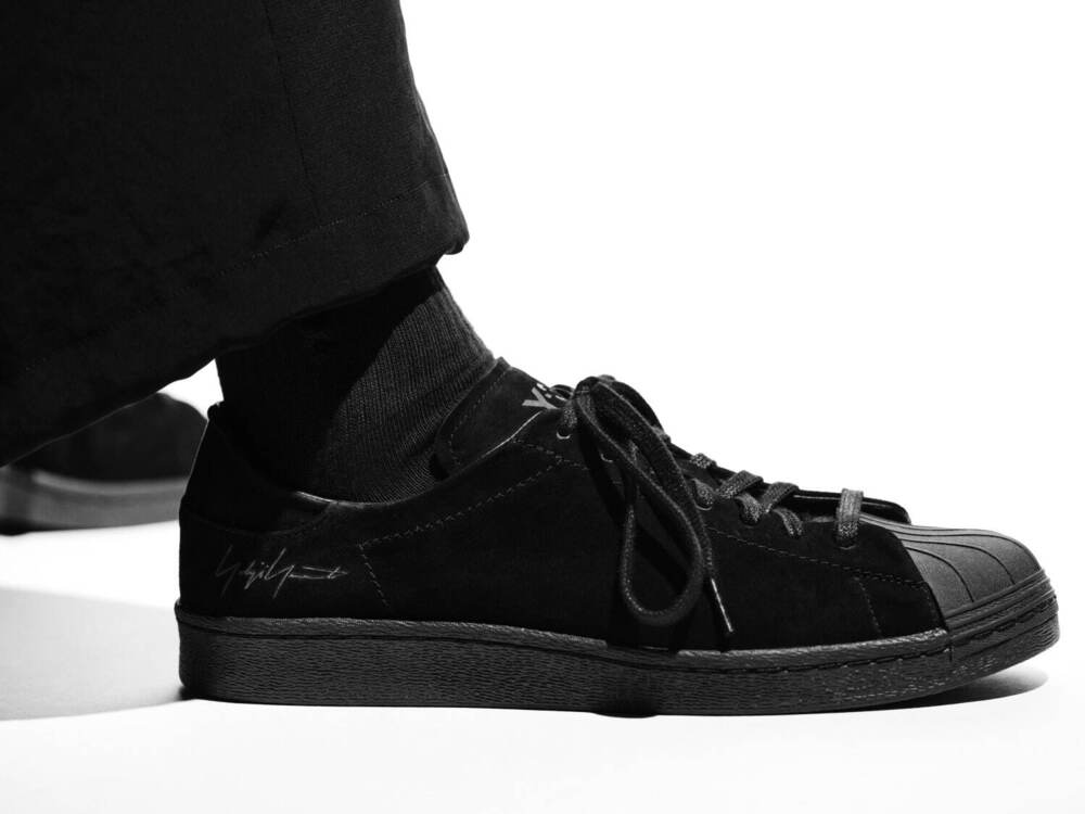 FashionPressJP's tweet photo. 「Y-3 KURO」ヨウジヤマモトコラボによる新定番ライン、黒のユニセックスウェアやスニーカー - https://t.co/yRfvsdPgkU https://t.co/hMYSHjnI8Q