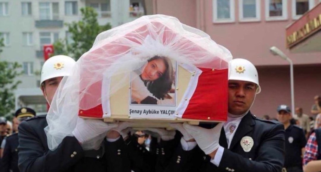Ezildik, geri kaldık diyenlerin çocukları teröristlerin elinde dağa gitmesin diye ‘Öğretmen oldum ben’ diyerek Batman’a giden Aybüke’yi, tabutuyla geri gönderdiler.

Aybüke’nin tek suçu Türk olmaktı, tıpkı ondan 35 gün sonra şehit ettikleri Necmettin öğretmen gibi.. #AybükeYalçın