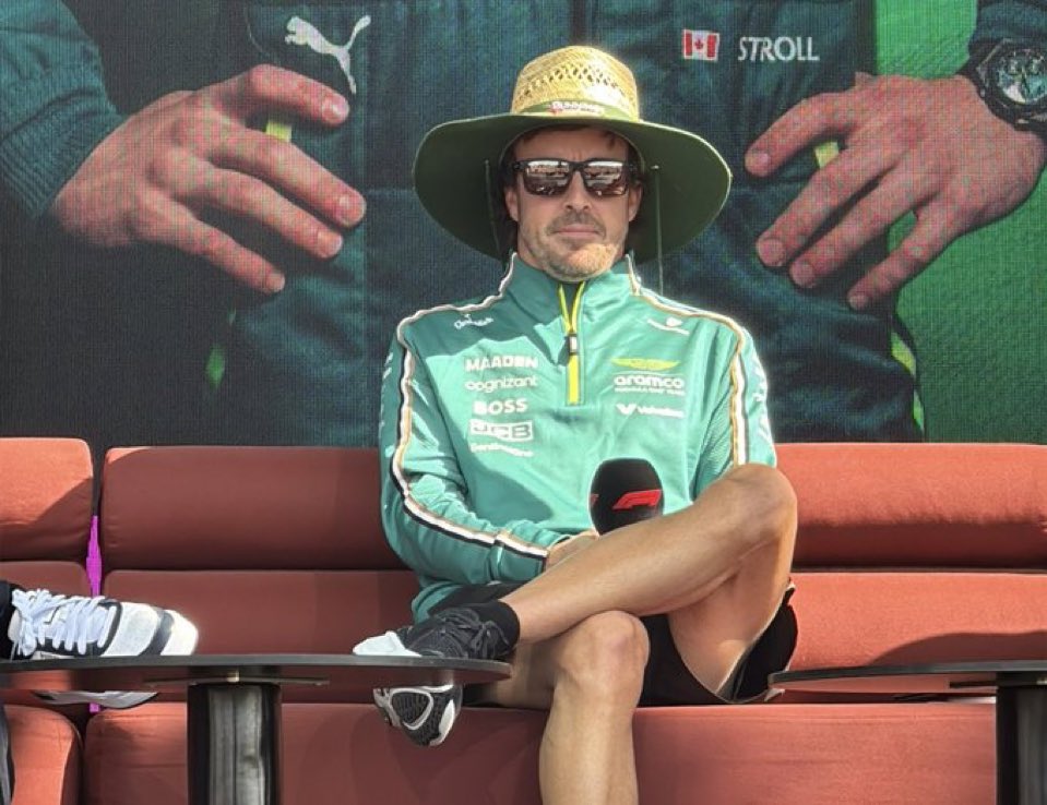 Ni motos ni tenis ni fútbol ni la madre que me parió.

Este fin de semana le toca a este tío conducir un tractor con ruedas y el resto me suda los cojones.