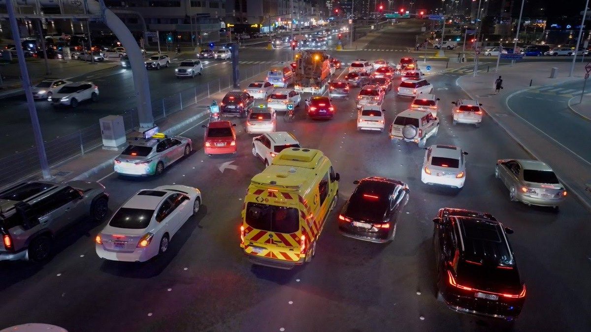 كيف تخلي الطريق لمركبات "الطوارئ" في الازدحام وداخل الدوارات؟ dlvr.it/TLFV60