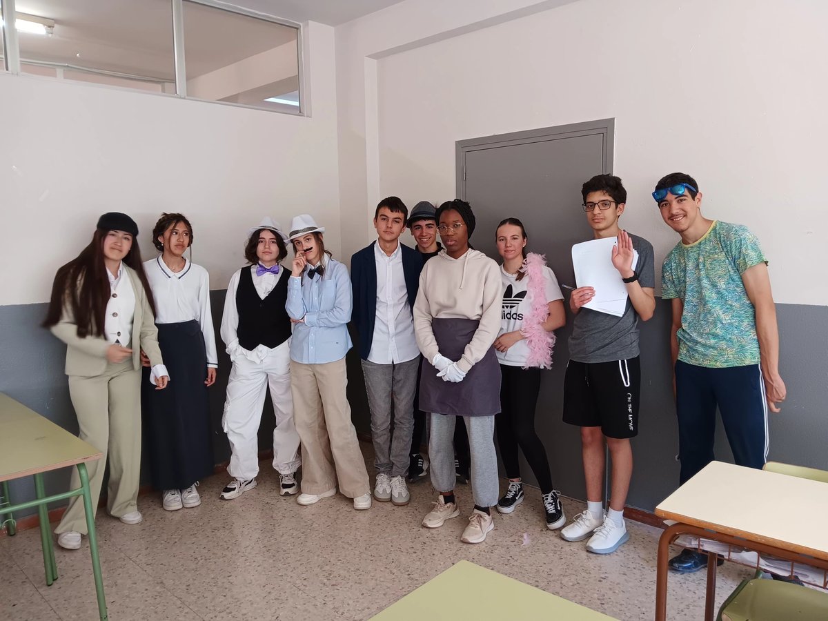 Los alumnos  de 4º ESO Bililingüe han leído en inglés Muerte en el Nilo, de Agatha Christie. Han preparado diferentes escenas y las han representado en clase.
Una enriquecedora experiencia. ¡Y se han divertido preparando el vestuario y el atrezzo!!
¡Un auténtico espectáculo!
