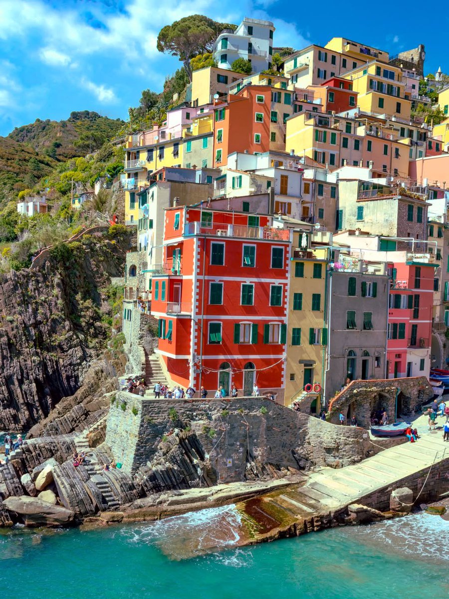 🏘️ Iniziamo la settimana con i colori della #Liguria che a giugno si accendono sempre di più☀️

📸 Come quelli catturati tra caruggi e bouganville di #SantoStefanoalMare, il porticciolo di #Camogli e le case sul mare di #Riomaggiore

📸 <a href="/viky_73/">viky</a> @live.your.dream76 @lensofale74