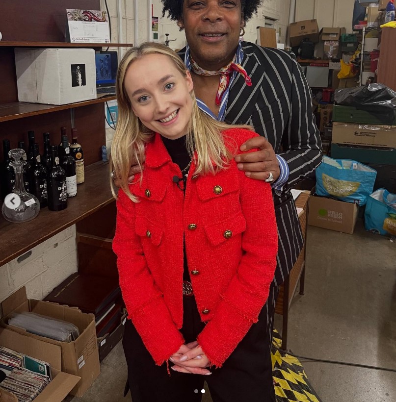 Bargain Hunt (@bbcbargainhunt) on Twitter photo Join Danny, Izzie, <a href="/BenCJCooper/">Ben Cooper</a> and <a href="/Hettie_Jago/">Hettie Jago</a> on today's new episode in #Nottinghamshire. Smiles guaranteed😁 #MondayMotivation Join Danny, Izzie, <a href="/BenCJCooper/">Ben Cooper</a> and <a href="/Hettie_Jago/">Hettie Jago</a> on today's new episode in #Nottinghamshire. Smiles guaranteed😁 #MondayMotivation