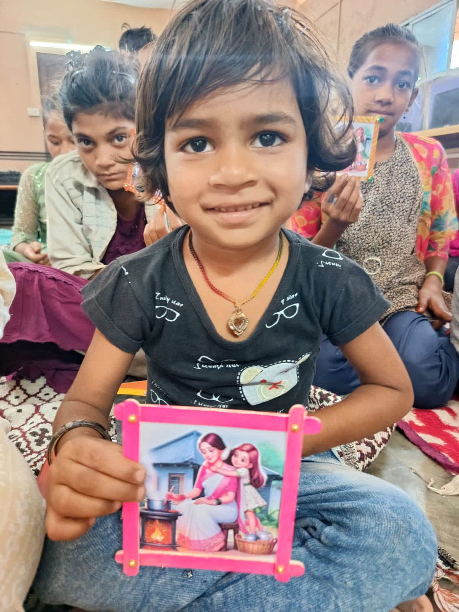Abhedya2015's tweet photo. Day 6 and 7 at our Summer Camp were bursting with creativity and team spirit!
The kids crafted adorable photo frames as heartfelt gifts for their moms. Then it was game time—Tug of War had everyone cheering, and our balloon challenges kept focus high and smiles wide. https://t.co/tBcRC5Q7No