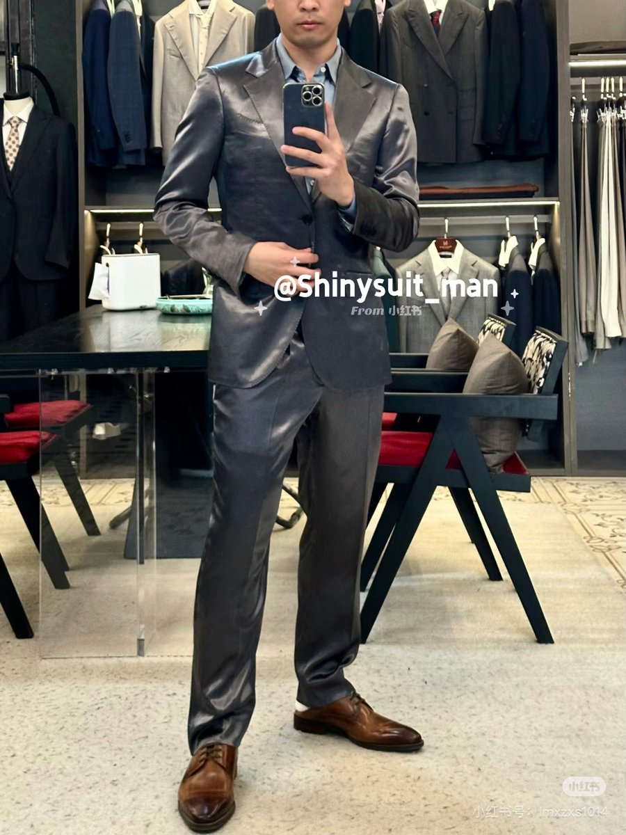 6.9😋
#shinysuit #silksuit #greysuit #silversuit #suits #menatplay #suitandtie #shirtandtie #suitsup #meninsuit #glossysuite #shinysuitman