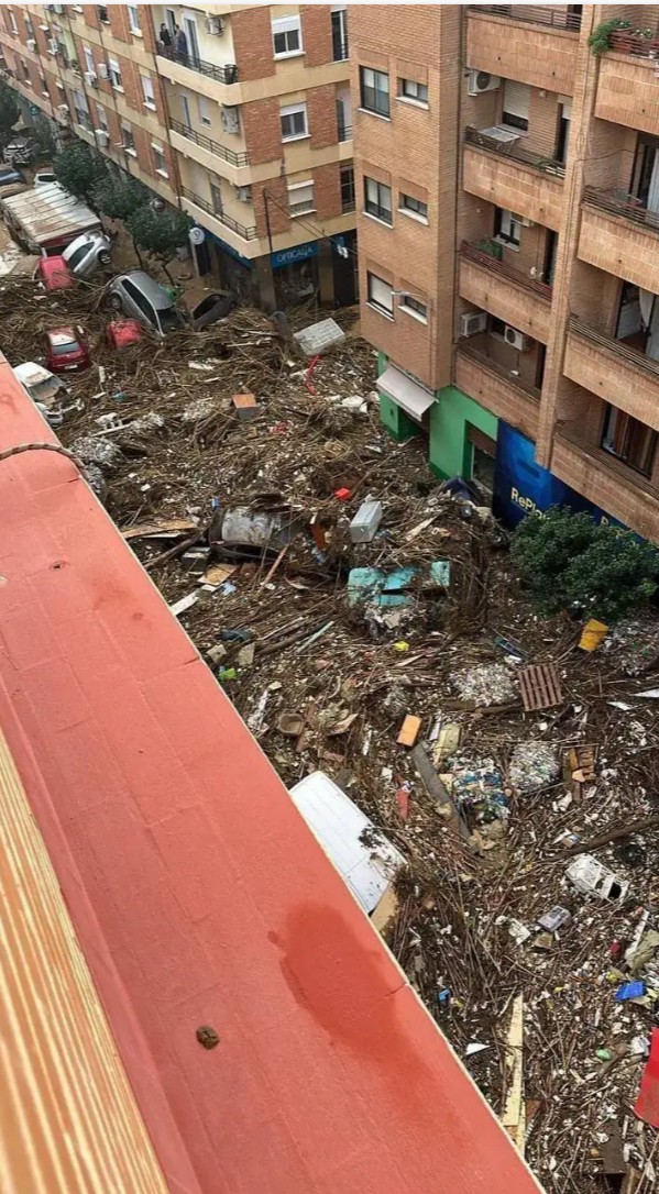SubidonA's tweet photo. No avisaron... Y luego les dejaron solos...

Pueblos de Valencia... Nunca olvidaremos... https://t.co/2n6ajEPjgg