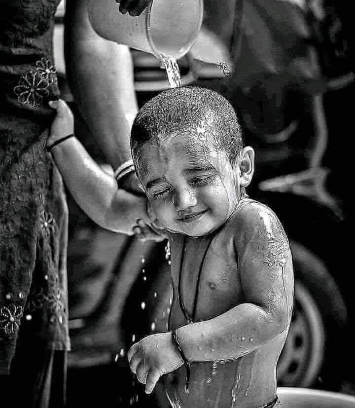 کیا لڑکپن کیا جوانی کیا بڑھاپا اے شفیق
ماں تصوّر میں جو آئی میں تو بچّہ ہو گیا