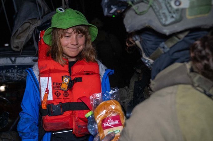 MT_Meli_'s tweet image. La bambinetta semianalfabeta Greta Thunberg, patetico fenomeno mediatico in totale declino, ha affermato di essere stata “sequestrata dalle forze di occupazione israeliane”.

Il sequestro: