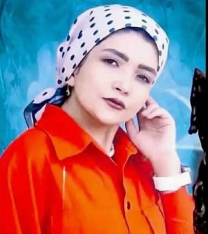kosareftekharii's tweet image. #کبری_رضایی ، زن ۲۶سالهی افغانستانی، توی ایران زندگی میکرد.
بهش میگفتن شایق. یه روز رفت سر کار و دیگه هیچوقت برنگشت.
۵۰ روز بعد، مردم توی زبالههای حصارک، دستوپای تکهتکهشدهی زنی رو پیدا کردن.
بقیهی بدنش پیدا نشده.
آزمایش DNA گفت: اون تکهها، شایق بود.
به خانوادهاش گفتن:…