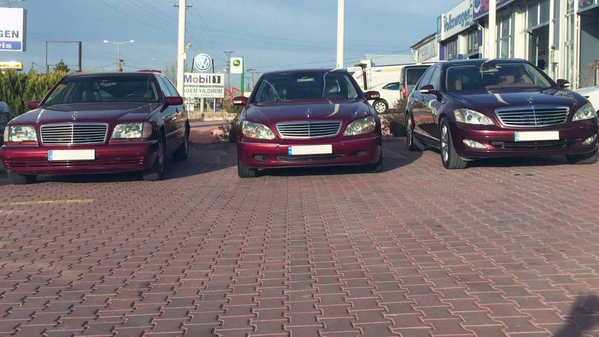 MercedesW140Fr's tweet photo. Trois générations, un seul héritage : l’excellence.
Une belle brochette de Classe S pour les passionnés de confort, d’innovation et de distinction. ⭐️👌😎
#W140 #W220 #W221 #Rubis 💖
©️📸 Ilikkan
#MercedesBenz #ClasseS #W140 #W140France #W140Club #France #Troyes #W140Fun https://t.co/Uw6kZncHYw