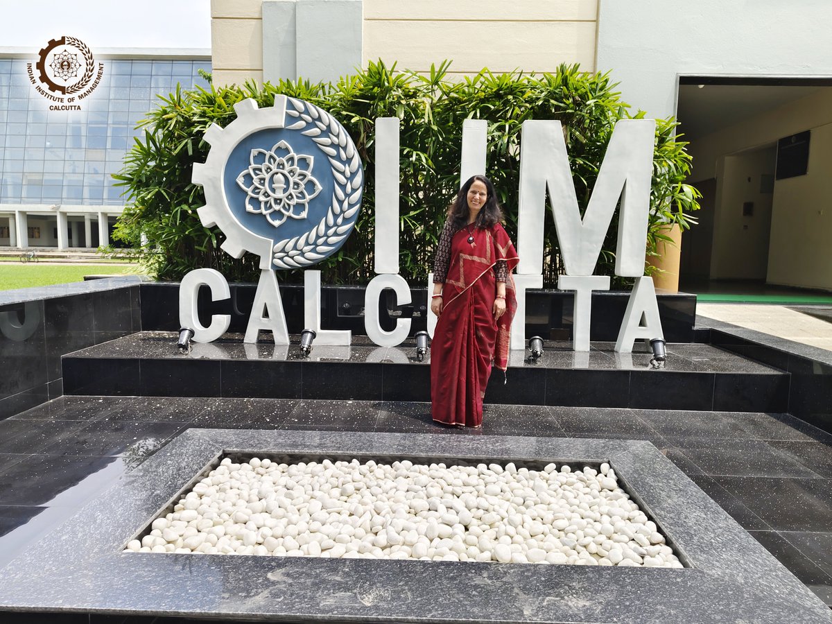 IIM_Calcutta's tweet photo. Sharmishtha Koul Sharma (Director HR, India Optel Limited), an alumnus of the 19th batch of Senior Management Program, was back at Joka and shared insights on 'Leading Change' as part of Prof. Chetan Joshi's MBA elective on Organizational Leadership. The pedagogic flavor of this interactive, engaging  session included change management models, Rumi's poetry and an engaging Change Management exercise to drive home key learning points.
#IndiaOptelLimited #IOLCP 
@iol_pro @chetjoshi11