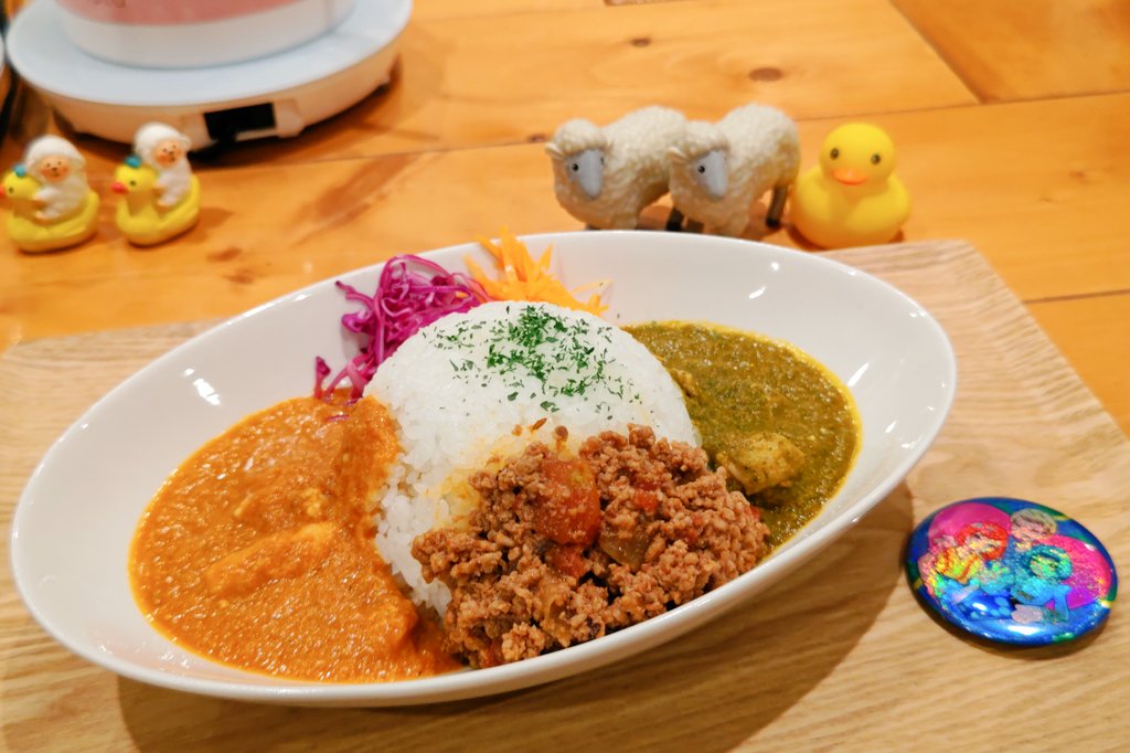 gomuzori's tweet photo. 今夜のゴムメシ🌜️
仙台 河原町 SORACAFE☕️
#3種のカレー盛り合わせ🍛

今週は店長不在✈️ 夜の特別営業🌃🍴
本日の一日店長は #黒やん 🎵
#KUROYAN 特製3種盛り合わせカレー🍛 
バターチキン＆サグチキン＆キーマ🍛やみ～😋

Nanas◎n描き下ろし
イベント限定缶バッジGET👍️ https://t.co/uv8M9GFdSw