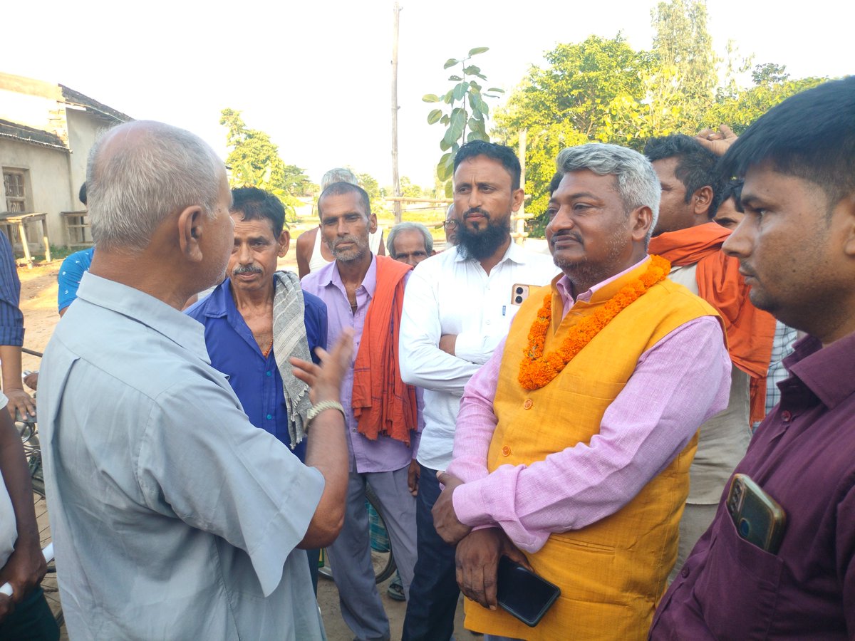 msyadavparihar's tweet photo. परिहार विधानसभा क्षेत्र के बनरझुला गाँव में प्रणाम परिहार-सोनबरसा यात्रा पहुँचा। मढीयाँ पंचायत के वार्ड 2 और 9 के निवासियों ने पीने के पानी की किल्लत की जानकारी दी जिसके समाधान के लिए हमने तत्क्षण संबंधित अधिकारियों से फोन पर सम्पर्क कर पेयजल आपूर्ति सुनिश्चित करने की माँग की https://t.co/6BtdUndYfw