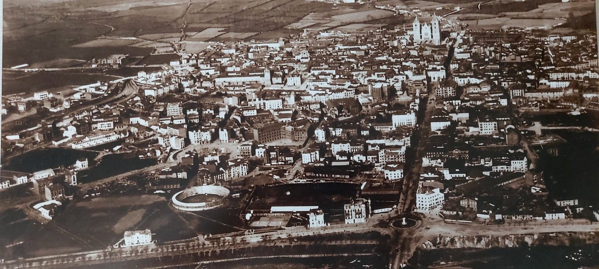 ¿Sabías que en el León de principios del s. XX existía un recinto circular junto a la Condesa?

Antes de existir la plaza de toros actual, se levantaban estructuras temporales de madera para fiestas y espectáculos.

Fragmentos de una ciudad que evoluciona.

#León #MemoriaUrbana