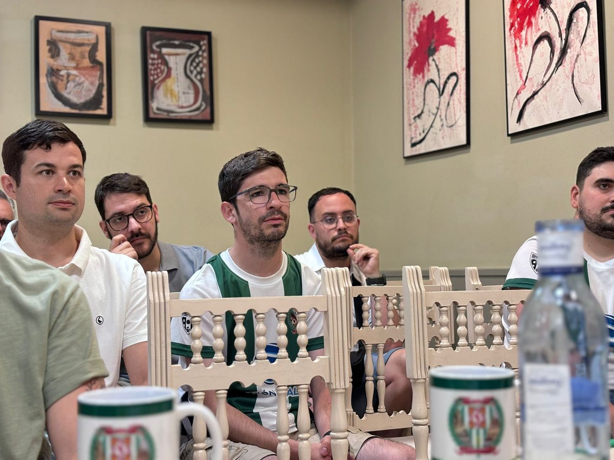 Califato Blanquiverde • Peña del CCF de Sevilla (@califatobv) on Twitter photo 📋 Durante la IV Asamblea General de #CalifatoBlanquiverde, hicimos balance del curso y procedimos a la celebración de las elecciones a la presidencia y cargos de la Junta Directiva.
Los socios allí presentes votaron, por unanimidad, la candidatura encabezada por <a href="/alvaro_fragero/">Álvaro Fragero</a> 📋 Durante la IV Asamblea General de #CalifatoBlanquiverde, hicimos balance del curso y procedimos a la celebración de las elecciones a la presidencia y cargos de la Junta Directiva.
Los socios allí presentes votaron, por unanimidad, la candidatura encabezada por <a href="/alvaro_fragero/">Álvaro Fragero</a>