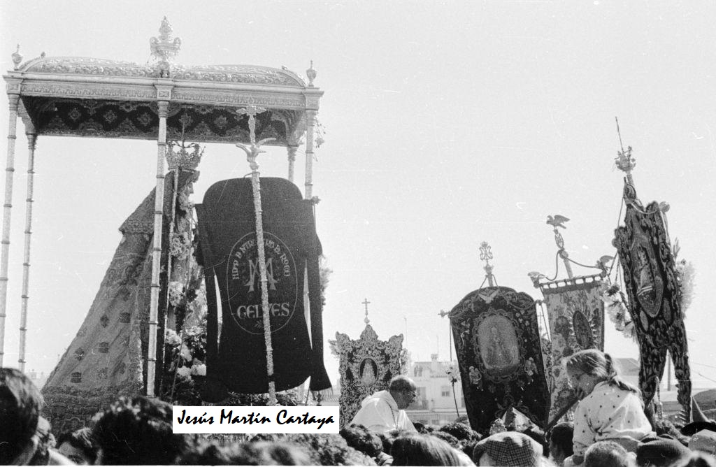 apastort's tweet image. Procesión V. Rocío 1973. Fot.: Jesús Martín Cartaya @hdadmatrizrocio @HdadRocioGelves @JFelixMachuca @Navarroantolin @CICUS_ @djgeniz @Eltiodelpabilo @PepeTrashorrasM @jmpesu @GRayoVictor @vfloresa @CorrealPaco @JARodriguez_TV @jtrureal @Manu_Lamprea @BonoBorrero @RuesgaBono