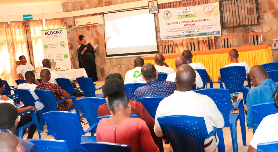 EnvironmentUb's tweet image. 🌱 À l’occasion de la #JME2025, @EnvironmentUb  &amp;amp; @copedburundi1 ont tenu un atelier sur la gestion durable des déchets au 🇧🇮.
🎯 Objectif : promouvoir l’#économiecirculaire &amp;amp; la vulgarisation des lois.
✊ La jeunesse, moteur d’un avenir vert.
#ODD12 #ODD13 #EcoCirc #COPED