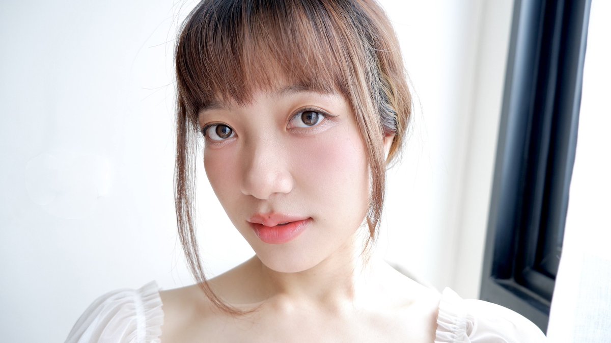 ป้ายยาไอเทม must have สำหรับคนรีบๆไม่ชอบพกเยอะ แท่งเดียวเอาอยู่ทุกลุค ทุกสถานการณ์ #LipIce Magic Color ชอบมากทั้ง 2 สี โดยเฉพาะสี Coral Peach🍑 สีส้มถูกต้อง สดใสสวยมากกก เลเยอร์สีซอฟใส-แซ่บจี๊ดแค่ทาซ้ำ สวยฉ่ำ สีติดทน แถมยังบำรุงปากฉ่ำๆ ด้วย Vit E &amp; Shea butter ปากชุ่มชื้นทั้งวัน