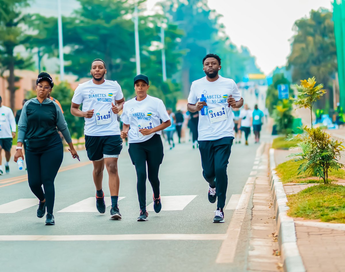 RDA_Rwanda's tweet image. Sheer will and determination from our T1D warriors during the Kigali Peace Marathon2025. The message is clear Diabetes should never limit you in achieving your goals.