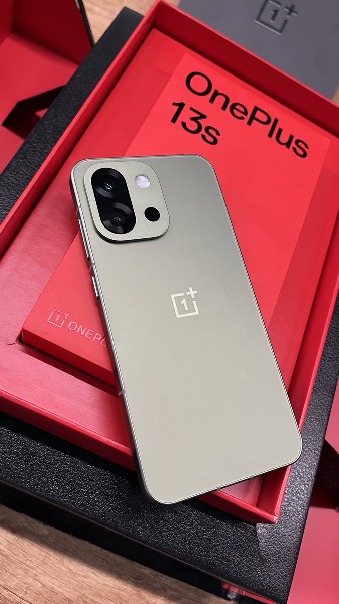 ..and we have <a href="/oneplus/">OnePlus</a> 13s in the house!!

Is #compact the next big trend?!

<a href="/CounterPointTR/">Counterpoint Research</a> 

#new #launch #OnePlus13s #compact #phone