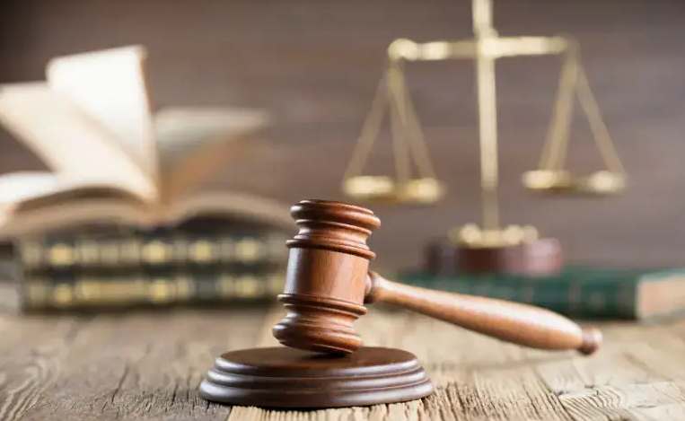 استشارة قانونية..هل يستحق الموظف تعويضاً عن إصابته أثناء ذهابه للعمل؟ dlvr.it/TLFW7r