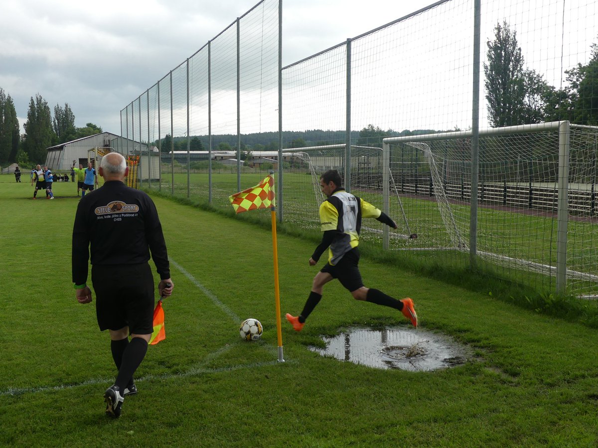 9. Liga im Kreis Karlovy Vary, der SK Toužim B besiegt TJ Slavia Krásné Údolí mit 7:1 und die anwesenden teutonischen Hopper fallen über den Klobása-Stand her. Wat ne Wurst!