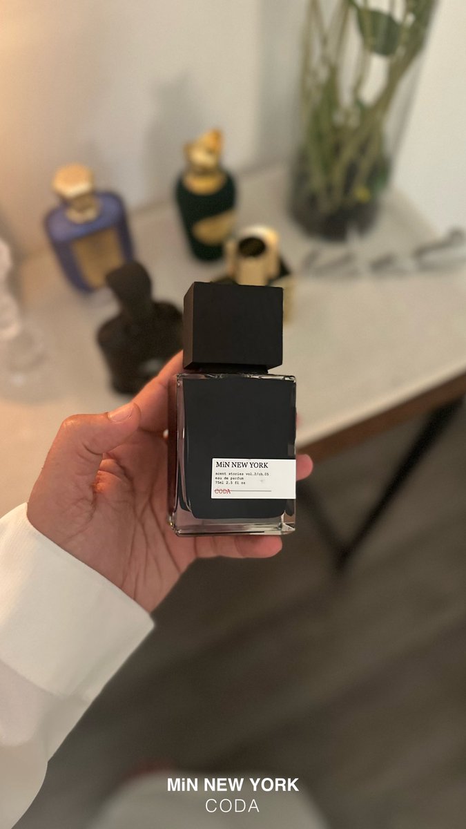 CODA 
MiN NEW YORK

إذا تدور على عطر صيفي جميل وله قبول من الجميع ؟ أنصحك تجرب "كودا" مين نيويورك

مرّة أخذته معي للدوام وبكل أمانة كل من شمه أعجبه مع إن أذواقهم مختلفة تمامًا.
وهالشي قليل جدًا إنك تلاقي عطر يرضي أغلب الأذواق.

عطر متوازن، أنيق، ناعم وهادي