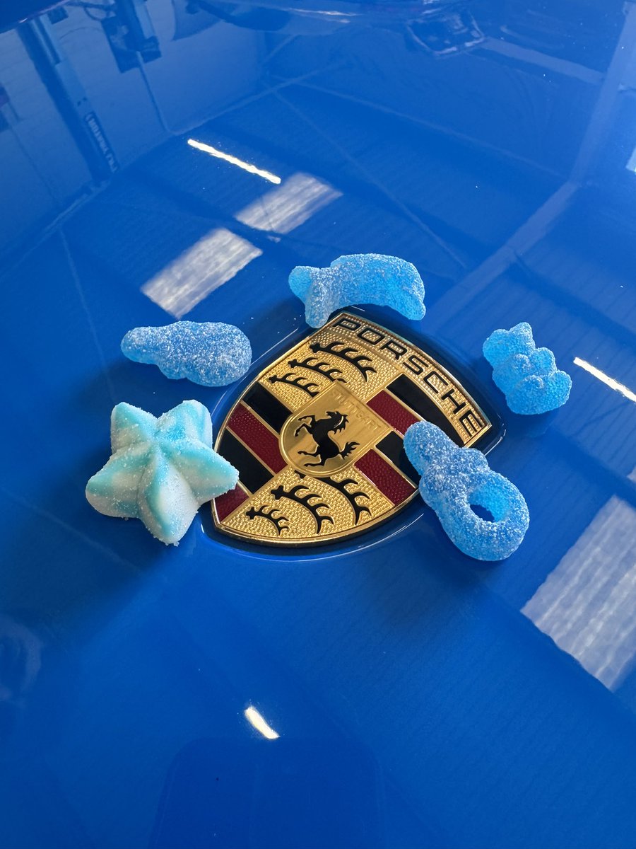 Wouldn’t say the apprentice was well trained but ….. he brought sweets to match the car 😂👏#bluemonday with #Porsche (and extra points to the ever vigilant Harry)