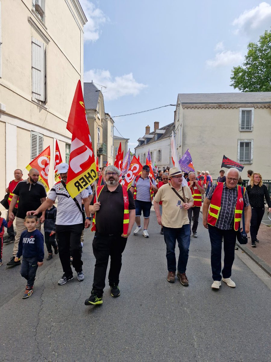 Avec les camarades du Loiret <a href="/PCFLoiret/">PCF 45 - Loiret</a>, les forces politiques de gauche, les syndicats et le mouvement social à #Montargis pour défendre les conquis sociaux, les valeurs républicaines et la démocratie sociale face à l'extrême-droite.