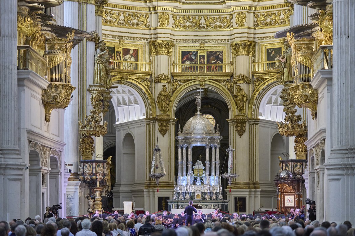 orquestagranada's tweet photo. Momentos de nuestro concierto en la Catedral de Granada. Bajo la dirección de Lucas Macías, la OCG y #CoroOCG interpretaron la "Misa de la Coronación" y la Sinfonía n.º 25 de Mozart, con Sabrina Gárdez, Marta Infante, Santiago Ballerini y Reinhard Hagen como solistas. #OCG24_25 https://t.co/6OnHYYRvTE