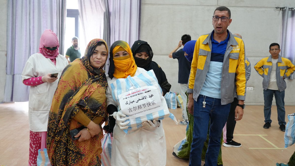 On the occasion of the local festival Eid al-Adha, the Western Algeria Railway and Mining Line Project organized a festival condolence activity for delivering festival gifts to Algerian employees and extending sincere blessings with expression of gratitude for their hard works.