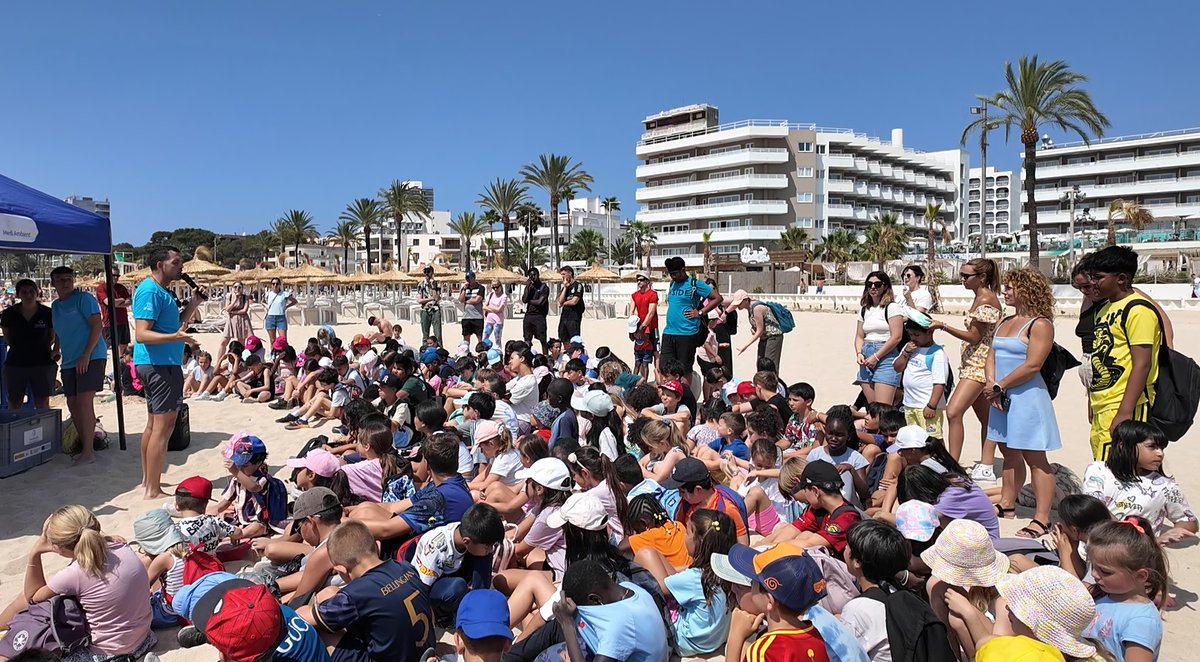 🐢 Compromesos amb la conservació de la vida marina!@PalmaAquarium
La platja de Magaluf presencia l'espectacle del retorn de la tortuga Piecito al seu hàbitat natural.
Va ser alliberada d'una malla a Portocolom.El seu rescat i recuperació són crucials per a la seva supervivència.