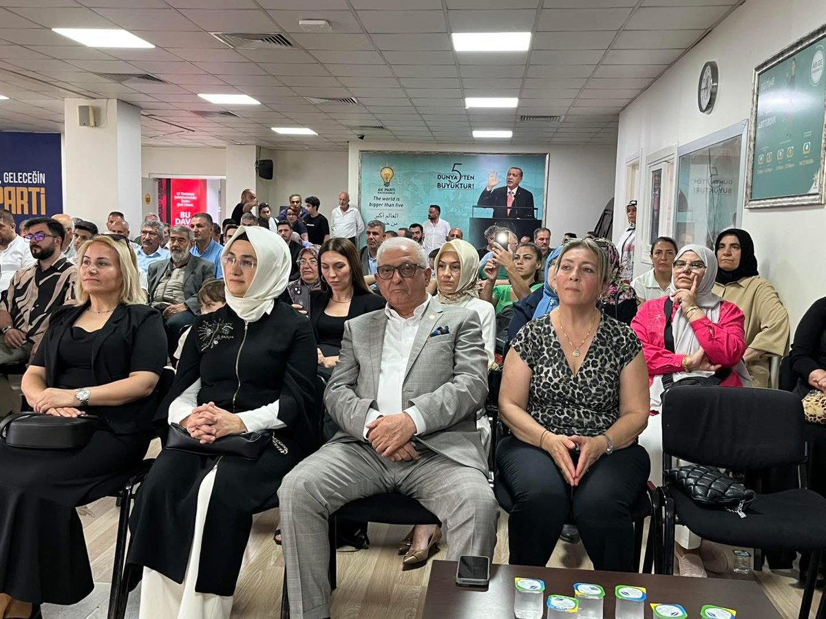 Küçükçekmece AK Parti İlçe Başkanlığı’nda ana kademe Kadın Kollarımız ve Gençlik Kollarımızla birlikte bayramlaşma merasimimizi gerçekleştirdik. Teşkilatlar arası köprü kurmayı ve de birlikte hareket etmeyi sağladığı için İlçe Başkanımız Nejat Öztürk’e teşekkürlerimizi sunarız.