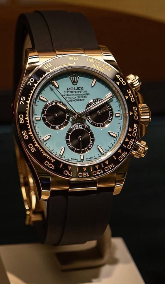 GlobalWatchClub's tweet photo. Carlos Alcaraz was seen wearing the new Turquoise Daytona yesterday after winning his 5th grand slam title 🎾 https://t.co/nwBmUIhuBz