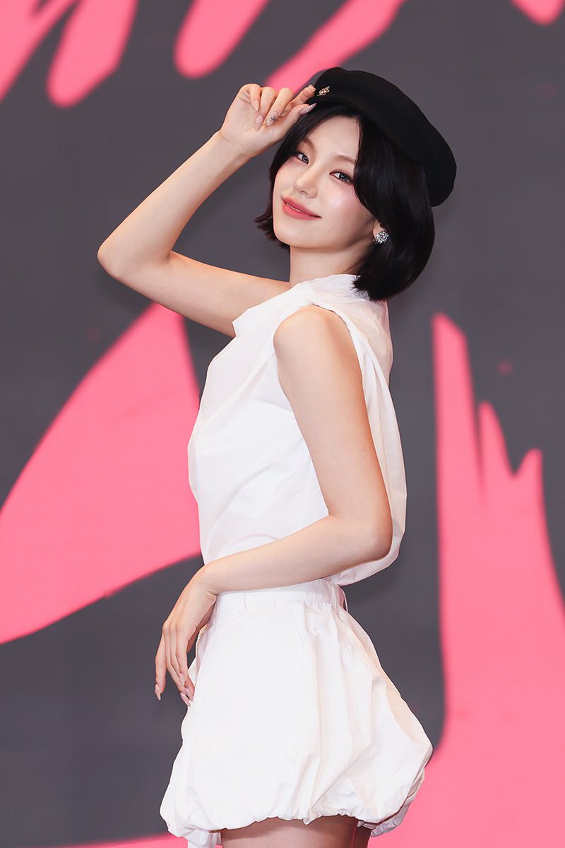 Hwang Yeji tweet media