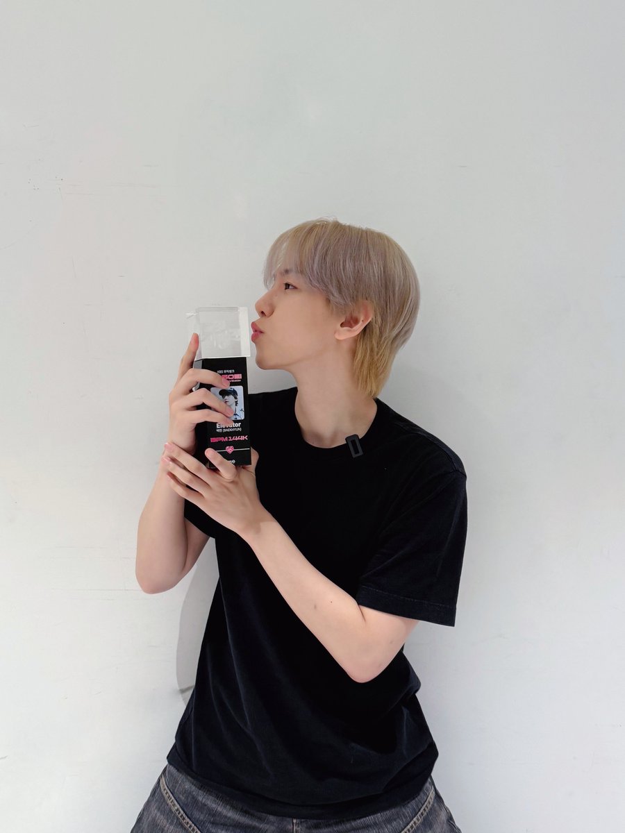 _1ovememore's tweet photo. 진심 근래 본 셀카 중에 너무너무 마음에 드는 큥이야... https://t.co/hhOIENMxLd