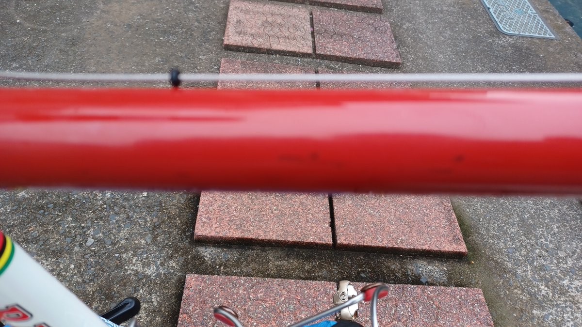 Kaede_Fresca's tweet image. そして今月の課題発生
実は五月のわりと早い段階（１０日くらい）で
なんかこびりついたような汚れが付いた
一枚目はちとピンボケしたけど
ふつうのシャンプー
ワックス
シールはがし剤
と試してみたがどうにも落ちない
いよいよ #よごれとりつやの助 の出番か
#RITCHEY #Plexus